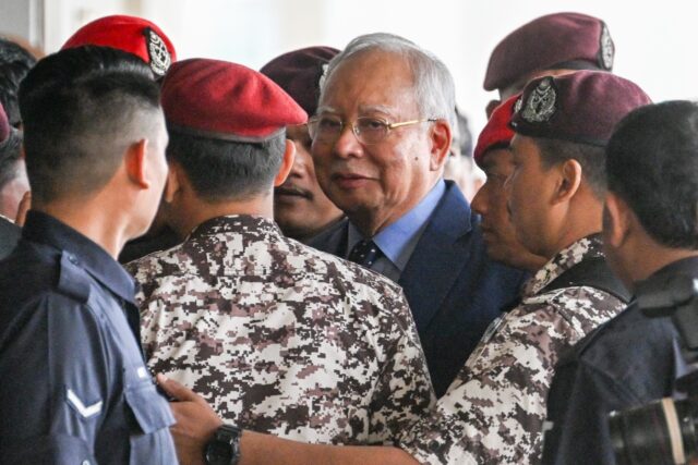 Former Malaysian prime minister Najib Razak (C) arrives at a court hearing in Kuala Lumpur