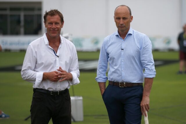 Probe: Former England captain Nasser Hussain (R) and former England batsman Ian Ward (L) b