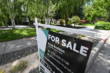 Sales of previously owned homes slipped 1.0 percent between August and September, accordin