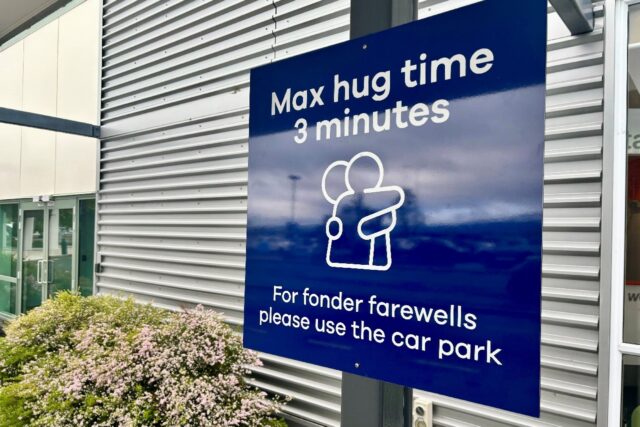 A new sign installed at Dunedin Airport in New Zealand imposes a three-minute limit on far