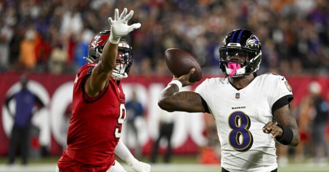 Lamar Jackson throws for 281 yards, 5 TDs to lead streaking Ravens to ...