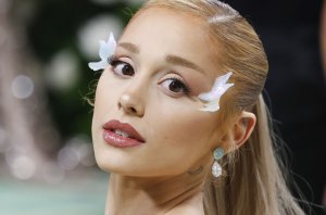 Ariana Grande, Dana Carvey channel Jennifer Coolidge on 'SNL'