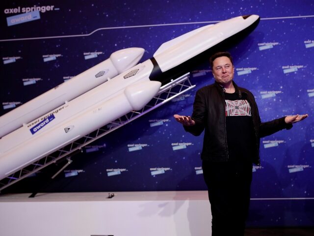 Elon Musk in front of SpaceX spaceship