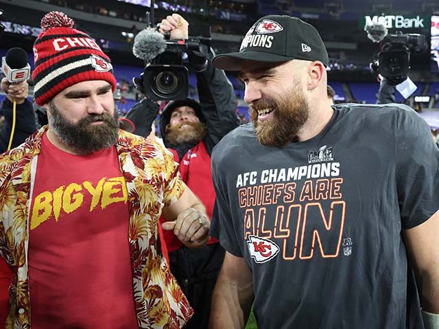 Travis Kelce #87 of the Kansas City Chiefs celebrates with his brother Jason Kelce after a