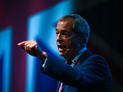 Farage’s Reform UK Launches Private Prosecution over Alleged Assault on Police at Manchester 