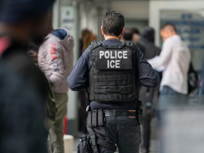 NEW YORK, NEW YORK - JUNE 6: An ICE agent monitors hundreds of asylum seekers being proces