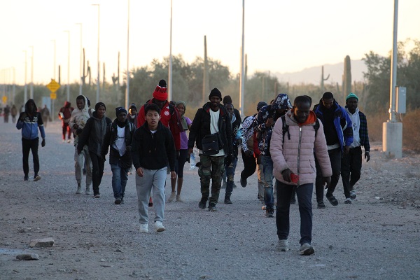 Migrants Cross Border from Mexico into Tucson Sector (Randy Clark/Breitbart Texas)