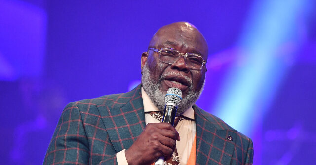 VIDEO: Bishop T.D. Jakes Experiences 'Slight Health Incident' While Delivering Sermon