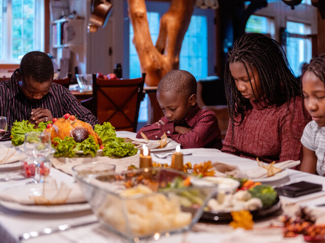 Poll: Most Americans Still Pray, Express Gratitude at Thanksgiving Dinner