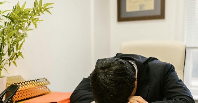 Unemployed Chinese Youth Are Making Posts Pretending to Have Jobs
