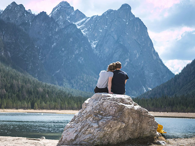 couple lake mountains