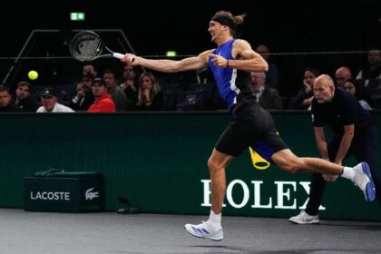 Alexander Zverev defeated Stefanos Tsitsipas in the quarter-finals of the Paris Masters