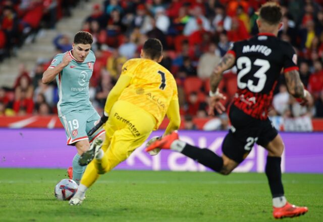 Atletico Madrid's Argentinian forward Julian Alvarez (L) netted the winner against Mallorc