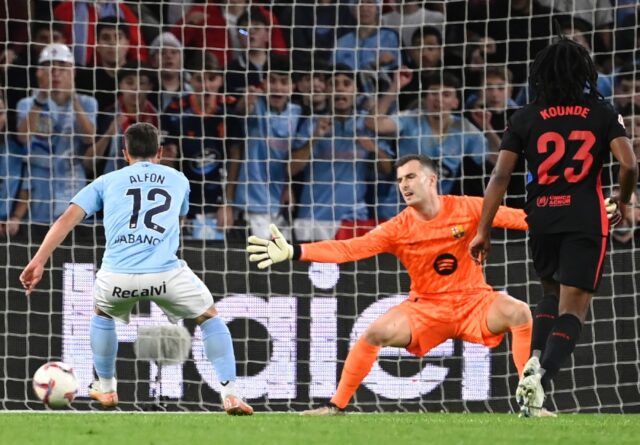 Celta Vigo's Spanish forward Alfonso Gonzalez scores his team's first goal in the draw wit