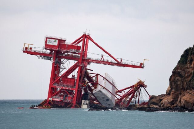 The Chinese-flagged Yu Zhou Qi Hang was transporting three cranes from Keelung, in northea