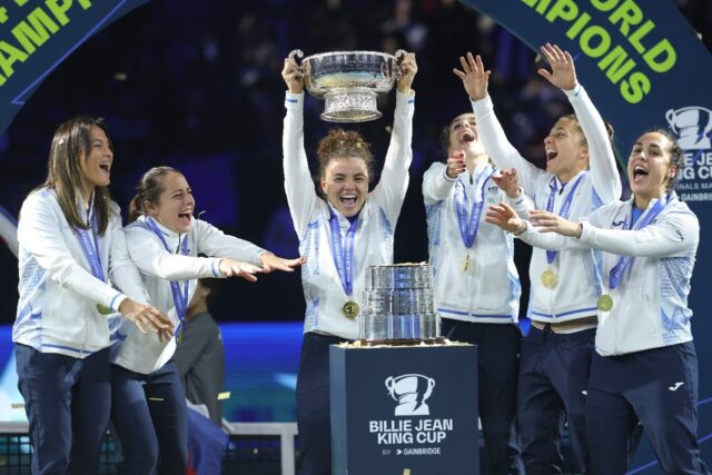 Italy's Jasmine Paolini (C) lifts the trophy with her team-mates after winning the Billie