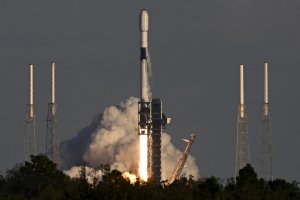 SpaceX launches another 23 satellites into low-Earth orbit