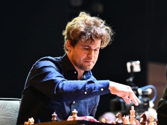 KOLKATA, WEST BENGAL, INDIA - 2024/11/17: Norwegian Grandmaster Magnus Carlsen plays chess