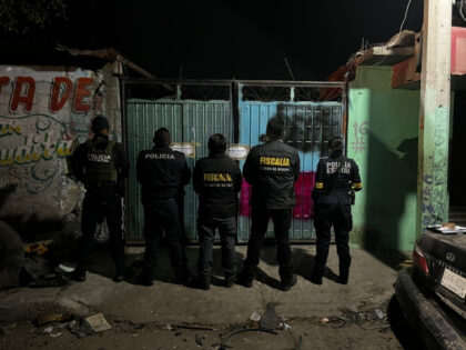 Investigators with FGJ-EdoMex raid a home. (Credit: FGJ-EdoMex)