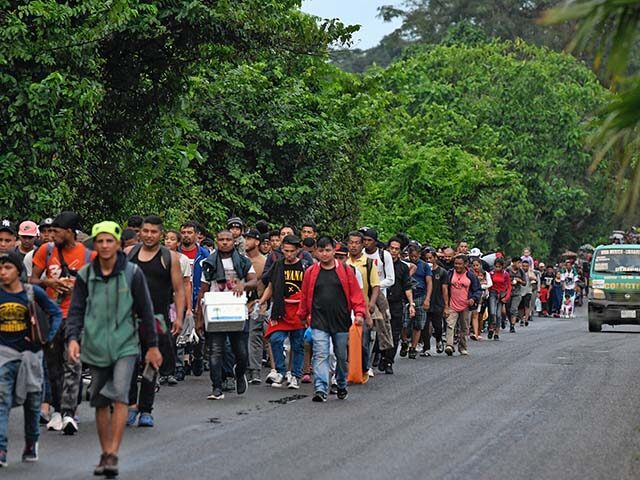 Hundreds of migrants of several nationalities leave towards the Mexico-US border from Tapa