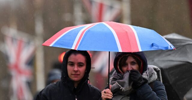 Hundreds of Thousands in UK and Ireland Left Without Power Amid Storm