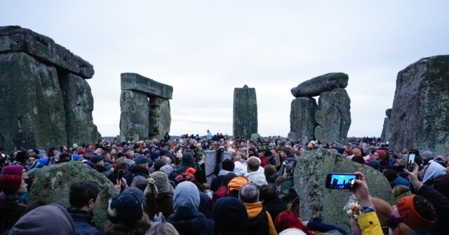 Thousands of British Druids, Pagans, and Tourists Gather at Stonehenge to Mark Solstice