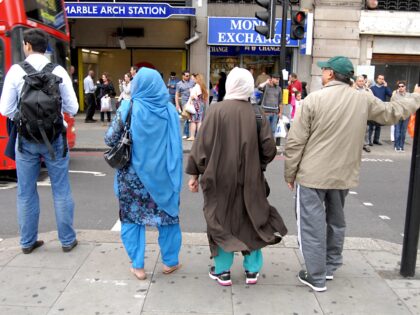 LONDON/ ENGLAND /UK _Shopping life on Oxford Street Various nationalies consumer shopping