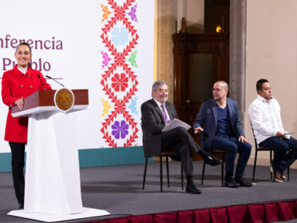 Mexican President Claudia Sheinbaum and her diplomatic staff announce a new program for he