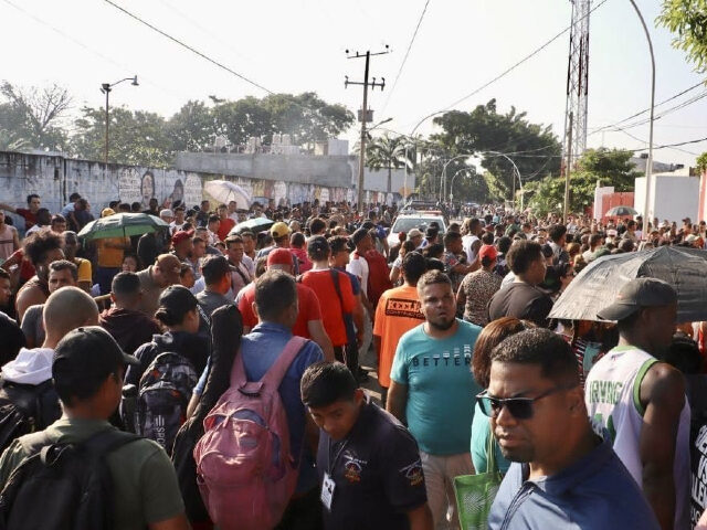 MIgrants in Chiapas line up to continue their march north. (Credit: Breitbart Texas / Cart