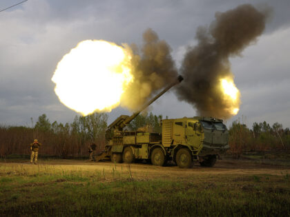 TOPSHOT - Gunners from 43rd Separate Mechanized Brigade of the Armed Forces of Ukraine fir