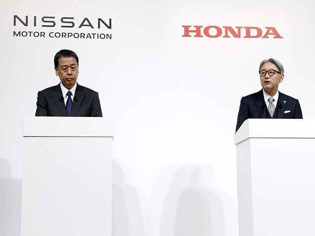 Makoto Uchida, chief executive officer of Nissan Motor Co., left, Toshihiro Mibe, chief ex