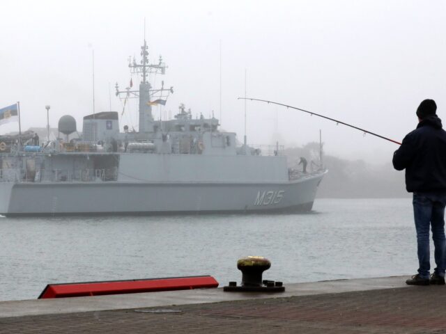 14 May 2021, Mecklenburg-Western Pomerania, Warnemünde: The minehunting boat M315 from Es