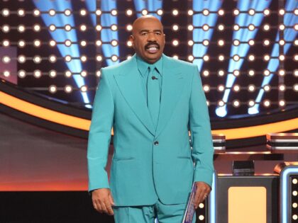 CELEBRITY FAMILY FEUD - "The Rookie vs The Rookie: Feds and Lauren Lapkus vs June Diane Ra