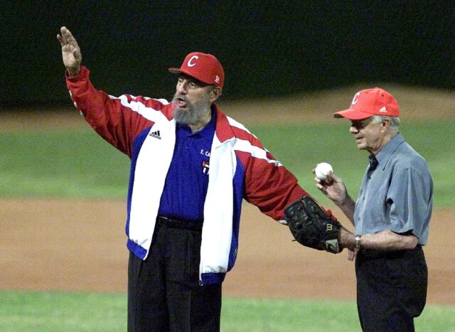 Cuban president Fidel Castro (L) calls for time as former US president Jimmy Carter (R) pr