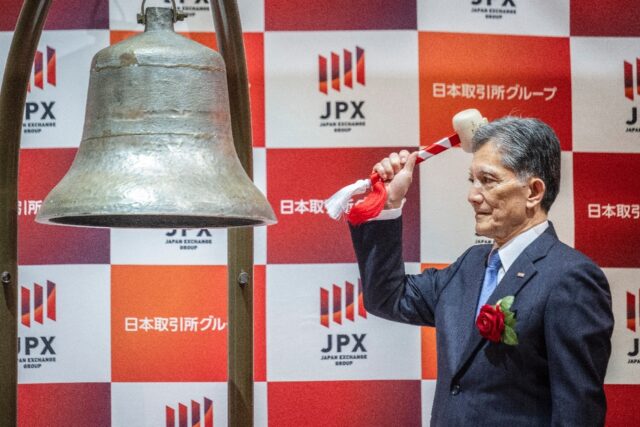 Kioxia president and CEO Nobuo Hayasaka rang the bell at a ceremony to mark the company’