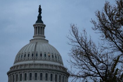 US lawmakers battling to avert a government shutdown this weekend after the House of Repr