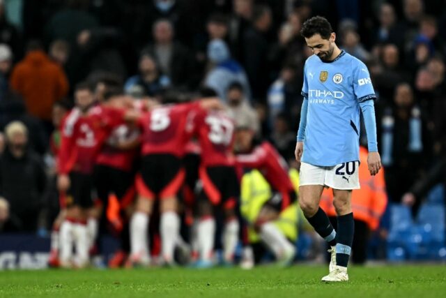 Man Utd scored two late goals to beat Man City 2-1