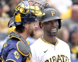 Andrew McCutchen re-signs with Pittsburgh Pirates, will return for 17th season