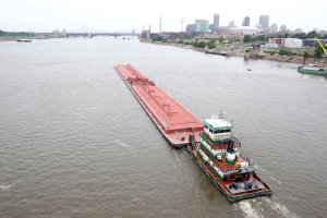 5 rescued after tug hits ship, sinks in Mississippi River