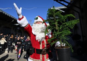 Santa delivers 'message of hope' in war-weary Jerusalem