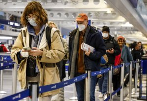 Snow, ice grounds traffic at Chicago's O'Hare Airport; cold zeros in on U.S. East