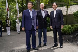 South Korean investigators seek arrest warrant for President Yoon Suk Yeol