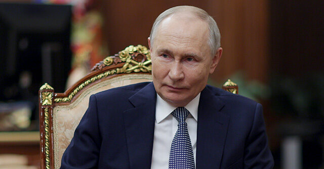 Trump Demands Putin 'Make a Deal' on Ukrainian War or Face Penalties