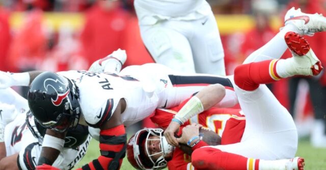 'Rigged!': NFL Fans Go Berserk After Refs Blow Major Call in Chiefs-Texans Game