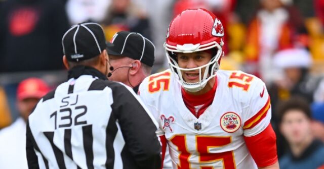 Tom Brady on Mahomes Flopping Controversy: QBs Who Leave the Pocket Should 'Lose Their Protection'