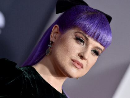 LOS ANGELES, CALIFORNIA - NOVEMBER 24: Kelly Osbourne attends the 2019 American Music Awar