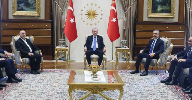 Turkey's Erdogan Welcomes Hamas Leaders in Ankara