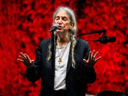 Singer Patti Smith Collapses on Stage