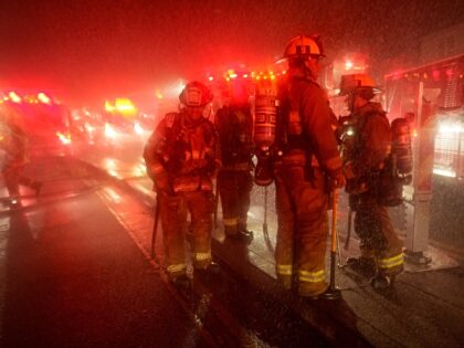 LOS ANGELES, CALIFORNIA - JANUARY 7: Firefighters stage during the Palisades Fire on Janua