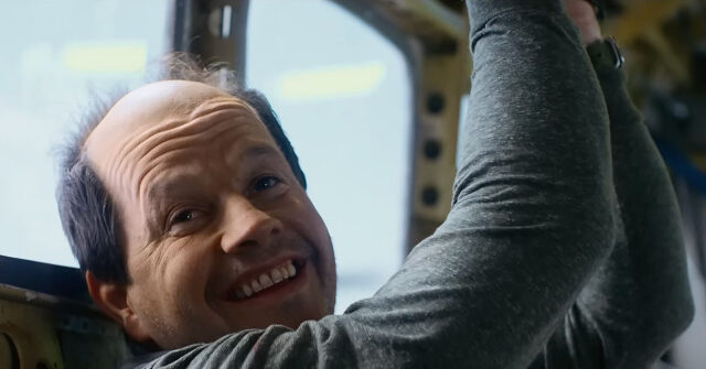 Mel Gibson Thriller 'Flight Risk,' Starring Mark Wahlberg, Tops Box Office on Opening Weekend